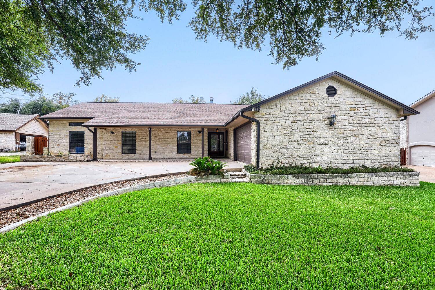 515 Rolling Green DR, Lakeway, TX 78734