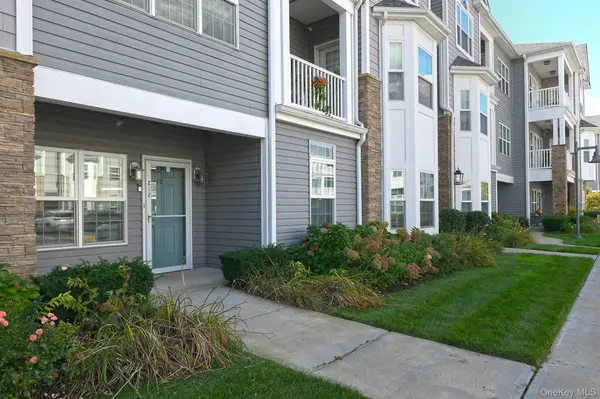 212 Clubhouse CIR #212, Melville, NY 11747