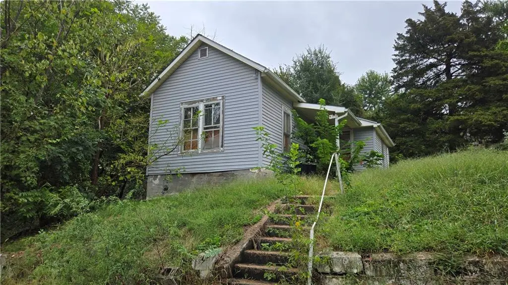 1317 N 12th ST, St Joseph, MO 64501
