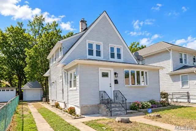 8 Frazier ST, Hempstead, NY 11550