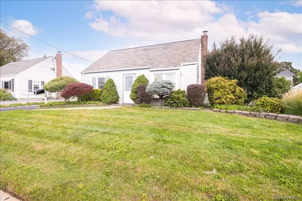 8 Park CIR, Farmingdale, NY 11735