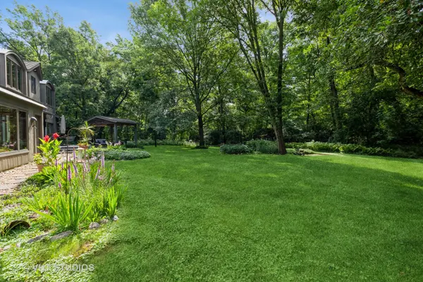29W039 Forest LN, Warrenville, IL 60555