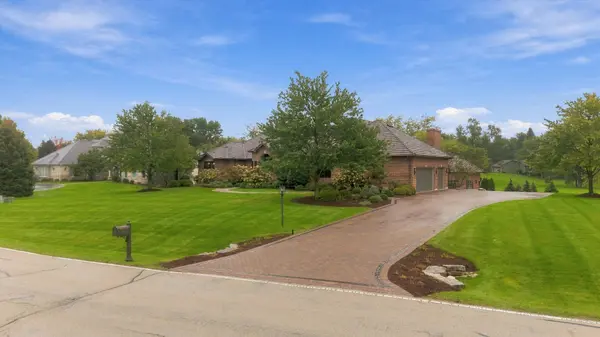 955 Livingston LN, Inverness, IL 60010