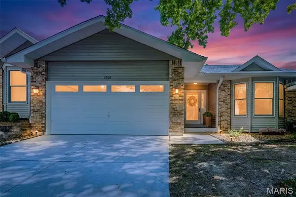 2902 Oakmont DR #18B, St Charles, MO 63301