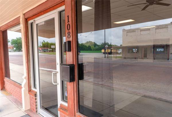 108 E Clark ST, Bartlett, TX 76511
