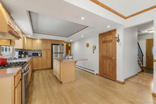 17 Chestnut LN, Milton, NY 12547