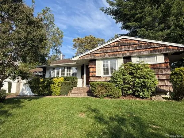 46 Alexander DR, Syosset, NY 11791