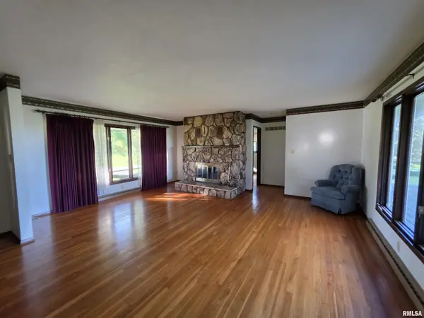 395 S GILSON ST, Knoxville, IL 61448