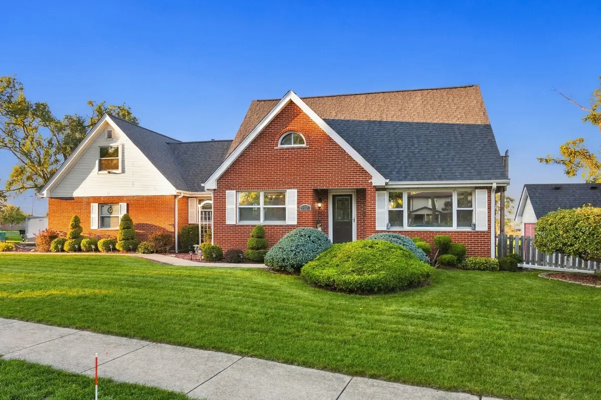 917 McCarthy RD, Lemont, IL 60439