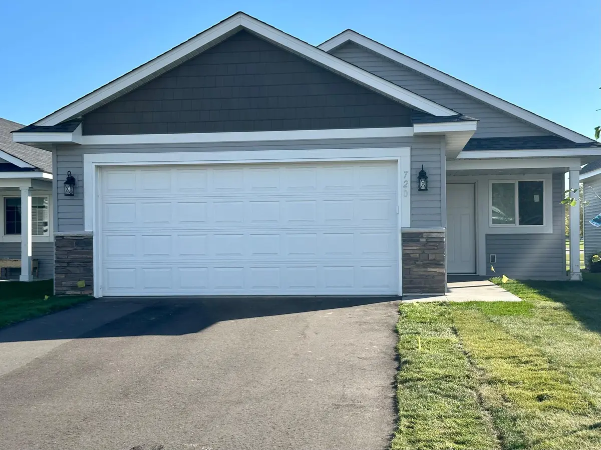 720 Cherrywood LN NE, Isanti, MN 55040