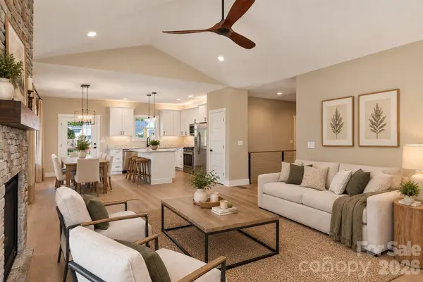 54 Olde Oak LN, Hendersonville, NC 28792