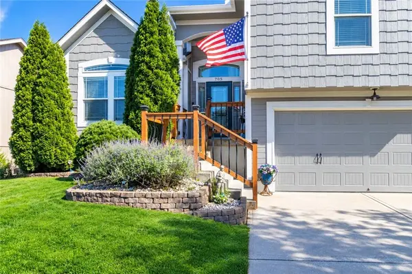705 18th CIR, Greenwood, MO 64034