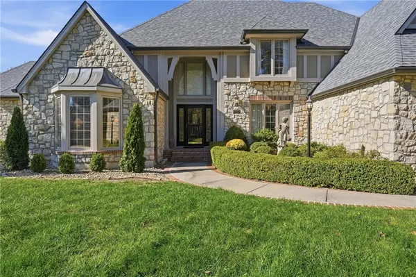 4329 SE Furlong DR, Lee's Summit, MO 64082