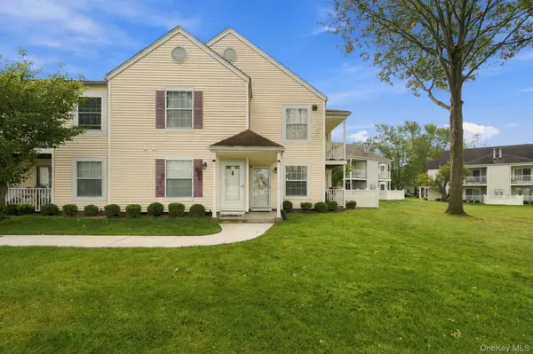 100 Fairview CIR, Middle Island, NY 11953