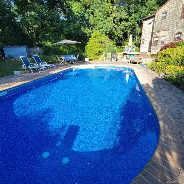 17 Gull Dip RD, Ridge, NY 11961