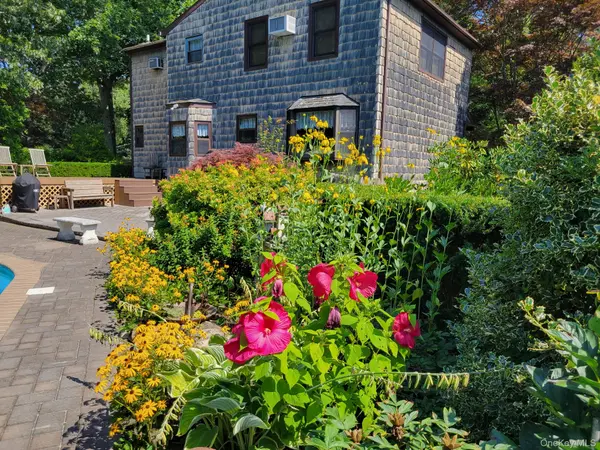 17 Gull Dip RD, Ridge, NY 11961