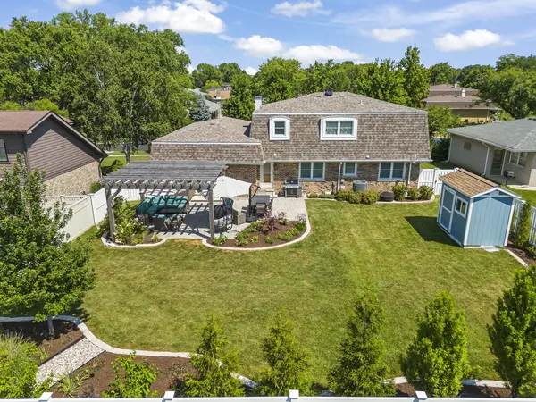 609 Honey Locust LN, Darien, IL 60561