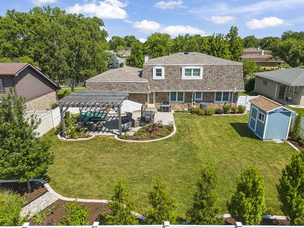 609 Honey Locust LN, Darien, IL 60561