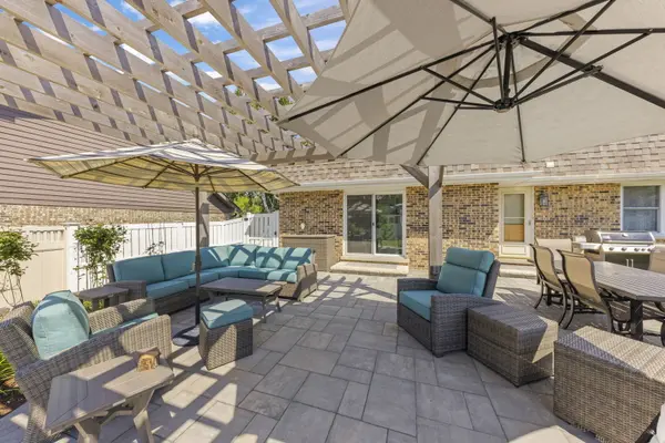 609 Honey Locust LN, Darien, IL 60561