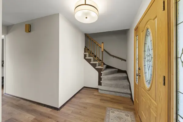 609 Honey Locust LN, Darien, IL 60561