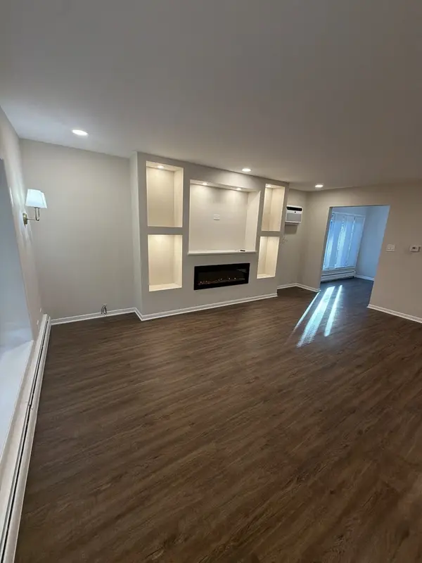516 S La Grange RD #1, La Grange, IL 60525