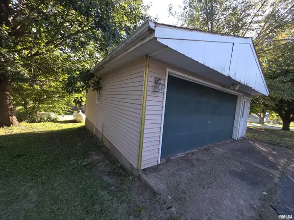 102 E HIGH ST, London Mills, IL 61544