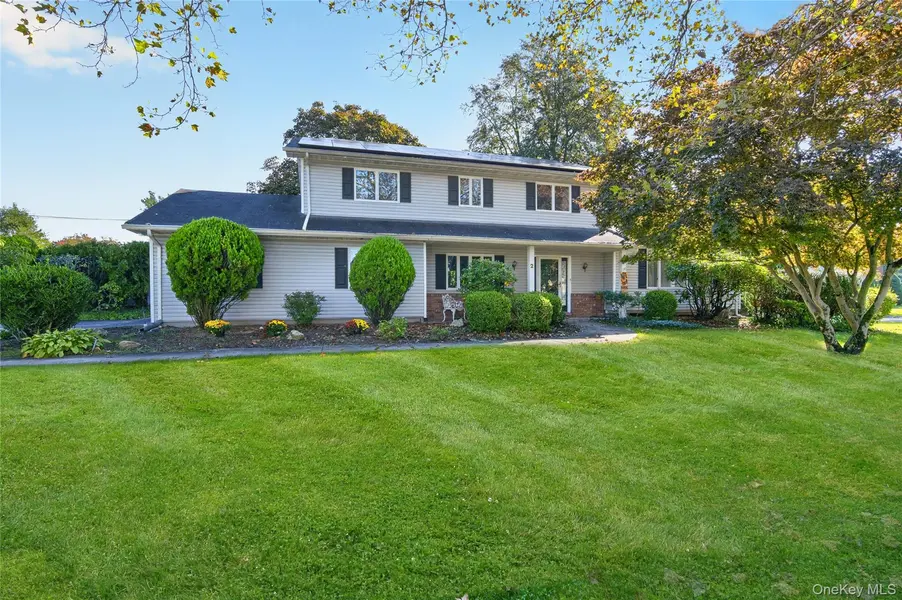 2 Rockrose LN, East Northport, NY 11731