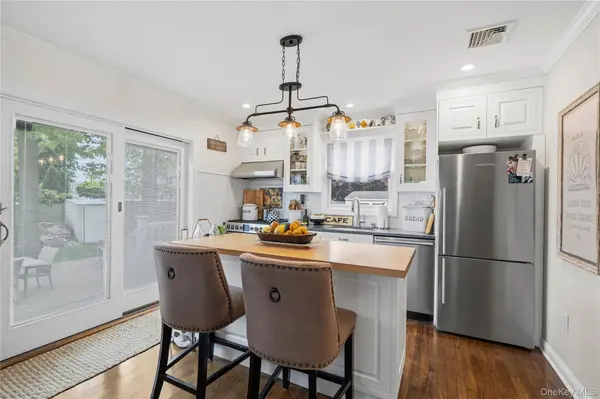319 N Fulton AVE, Lindenhurst, NY 11757