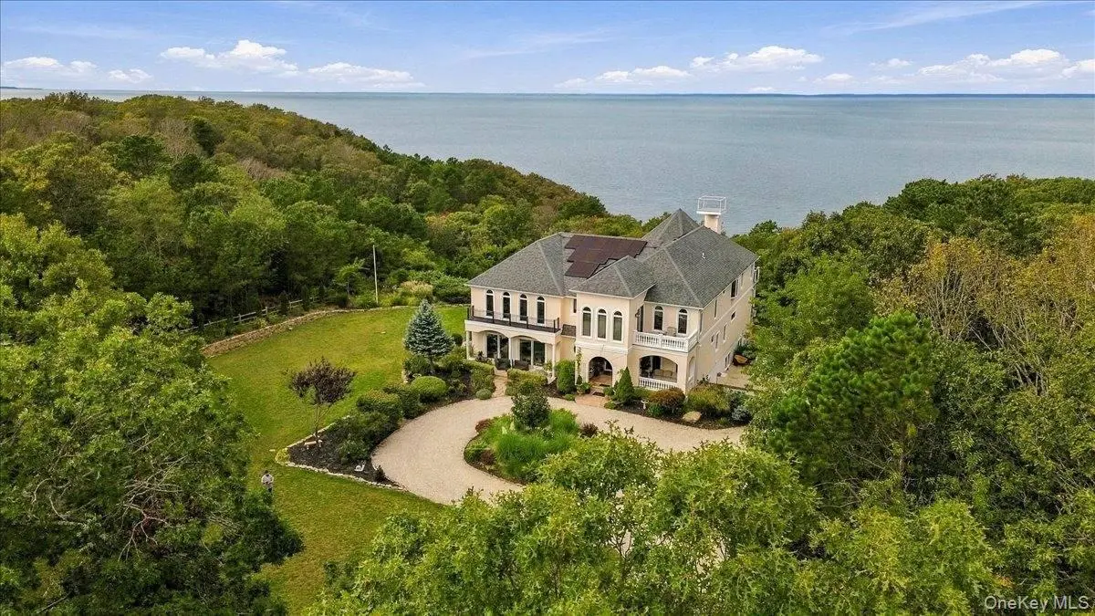 3172 Sound AVE, Baiting Hollow, NY 11901