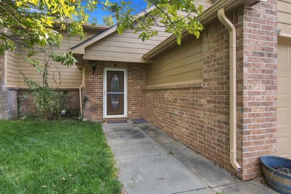 1319 E Spring Cir, Haysville, KS 67060