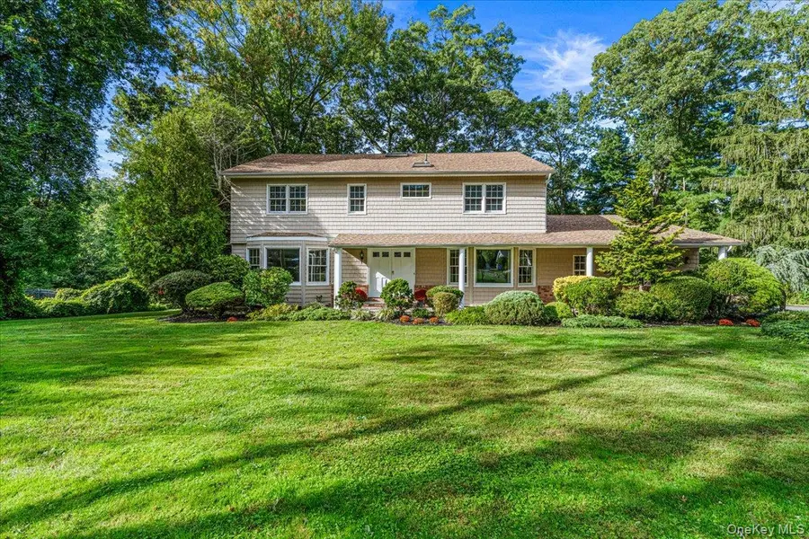 27 Winter LN, Dix Hills, NY 11746