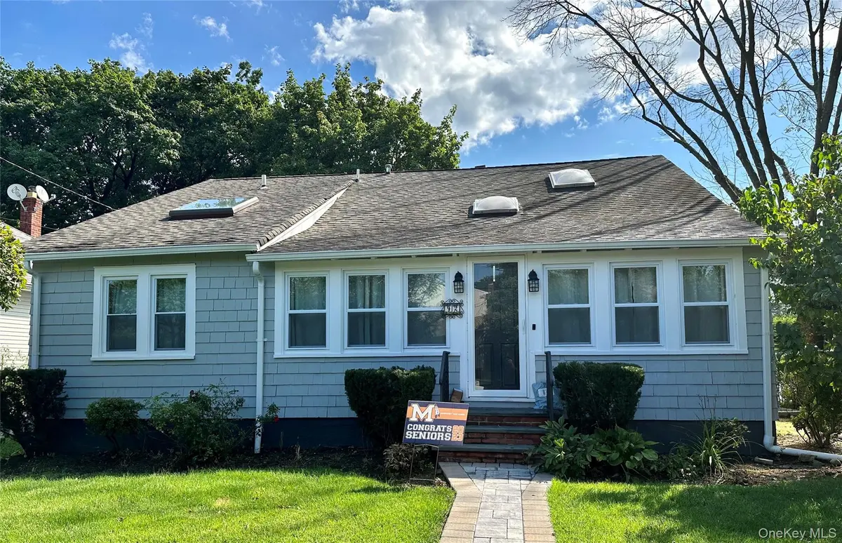 92 Clapham AVE, Manhasset, NY 11030
