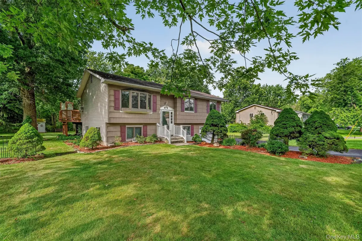 8 Bridle LN, Chester, NY 10918