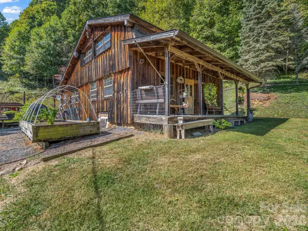 765 Hawk Ridge LN, Marshall, NC 28753