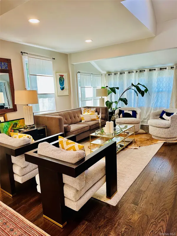 92 Clapham AVE, Manhasset, NY 11030
