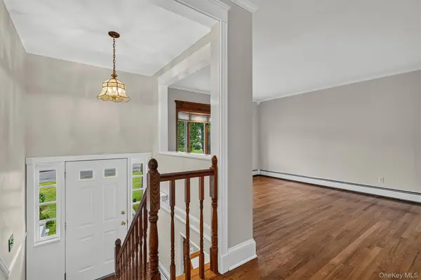 8 Bridle LN, Chester, NY 10918