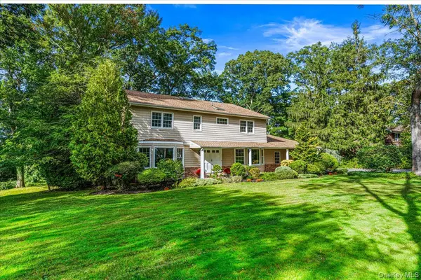 27 Winter LN, Dix Hills, NY 11746