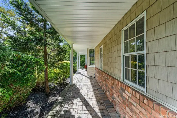 27 Winter LN, Dix Hills, NY 11746