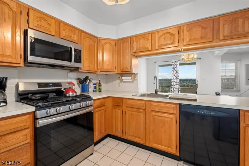 62 Amethyst Ln, Paterson City, NJ 07501
