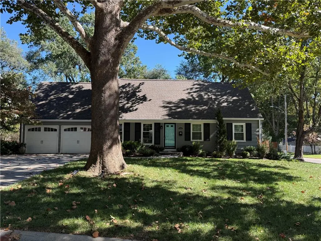 7647 Fairway ST, Prairie Village, KS 66208