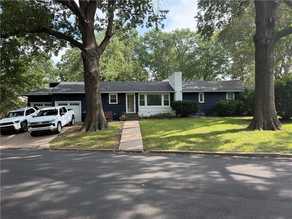 7447 Grand AVE, Kansas City, MO 64114
