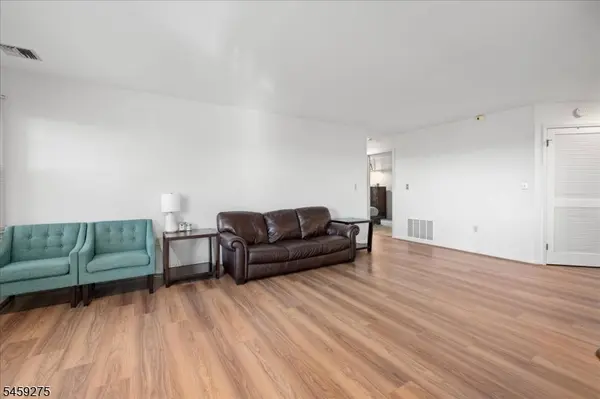 62 Amethyst Ln, Paterson City, NJ 07501