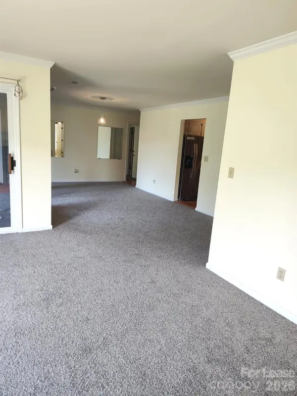 111 Bluffview LN, Flat Rock, NC 28731