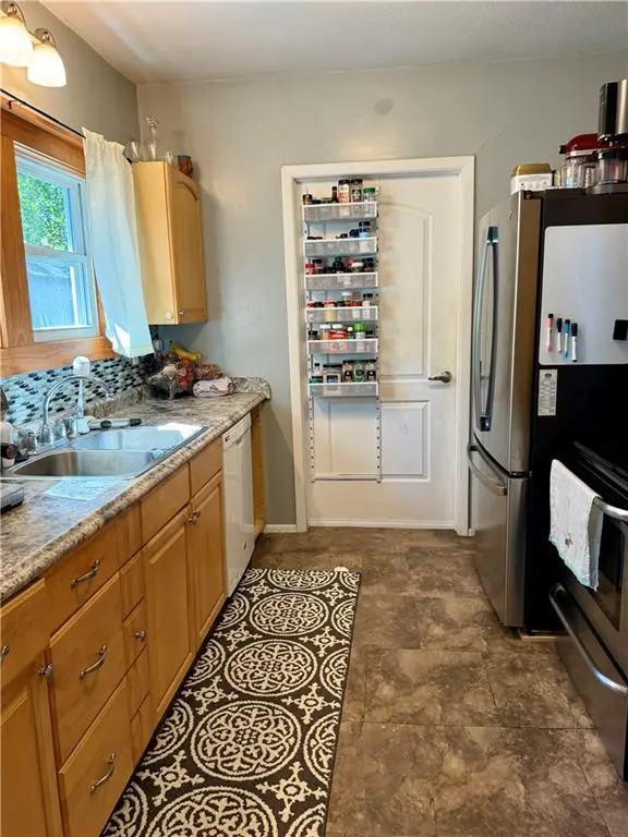 626 S Locust ST, Ottawa, KS 66067