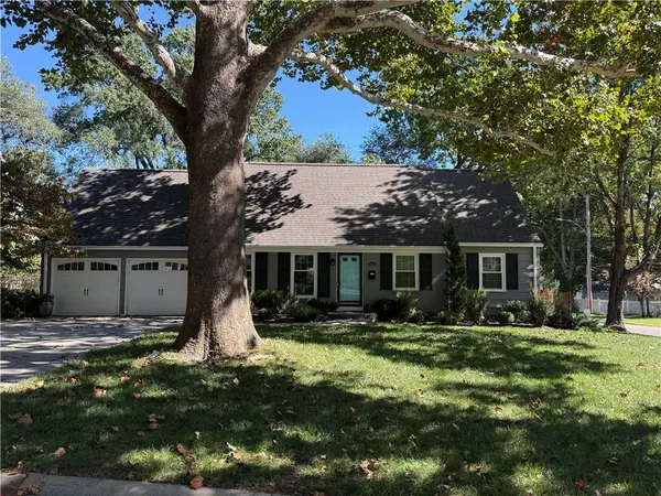 7647 Fairway ST, Prairie Village, KS 66208
