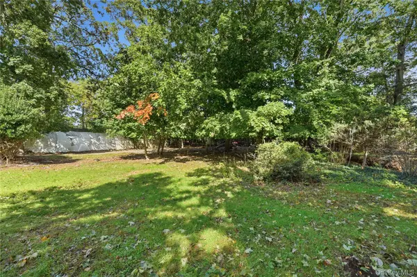 31 Woodland DR, East Islip, NY 11730