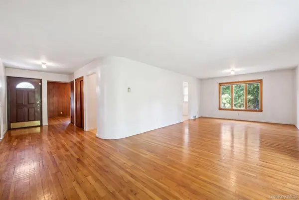 31 Woodland DR, East Islip, NY 11730