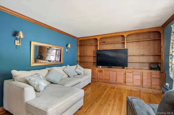 208 Melville RD, South Huntington, NY 11746