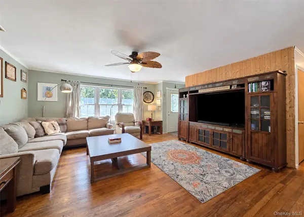 279 Hawkins RD, Selden, NY 11784