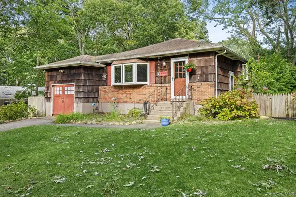 2 Easterly RD, Hampton Bays, NY 11946